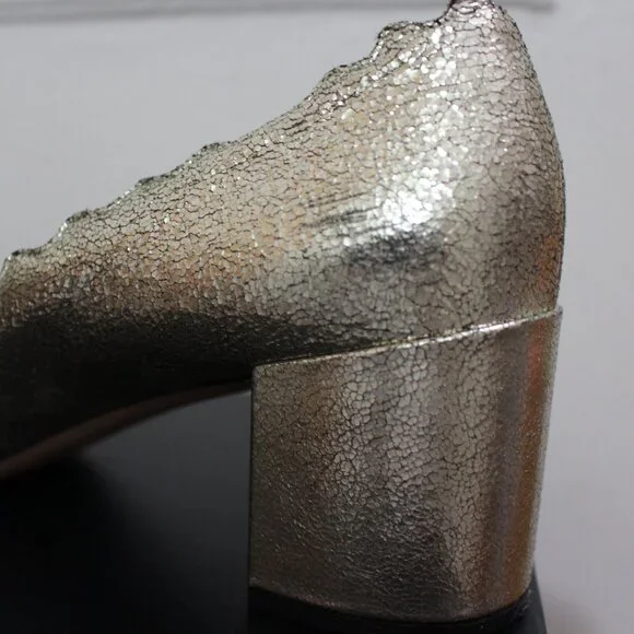 Chloe Lauren Scalloped pump in metallic gold - Picture 6 of 7